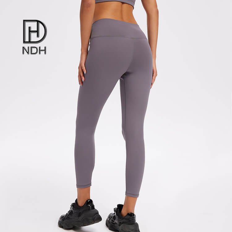 Gym Workout Leggings With Flatlock Construction Four-Way Stretch